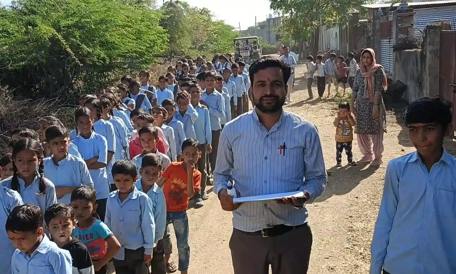 स्कूल चलो अभियान: जबरकिया में प्रवेश उत्सव के तहत निकाली जागरूकता रैली