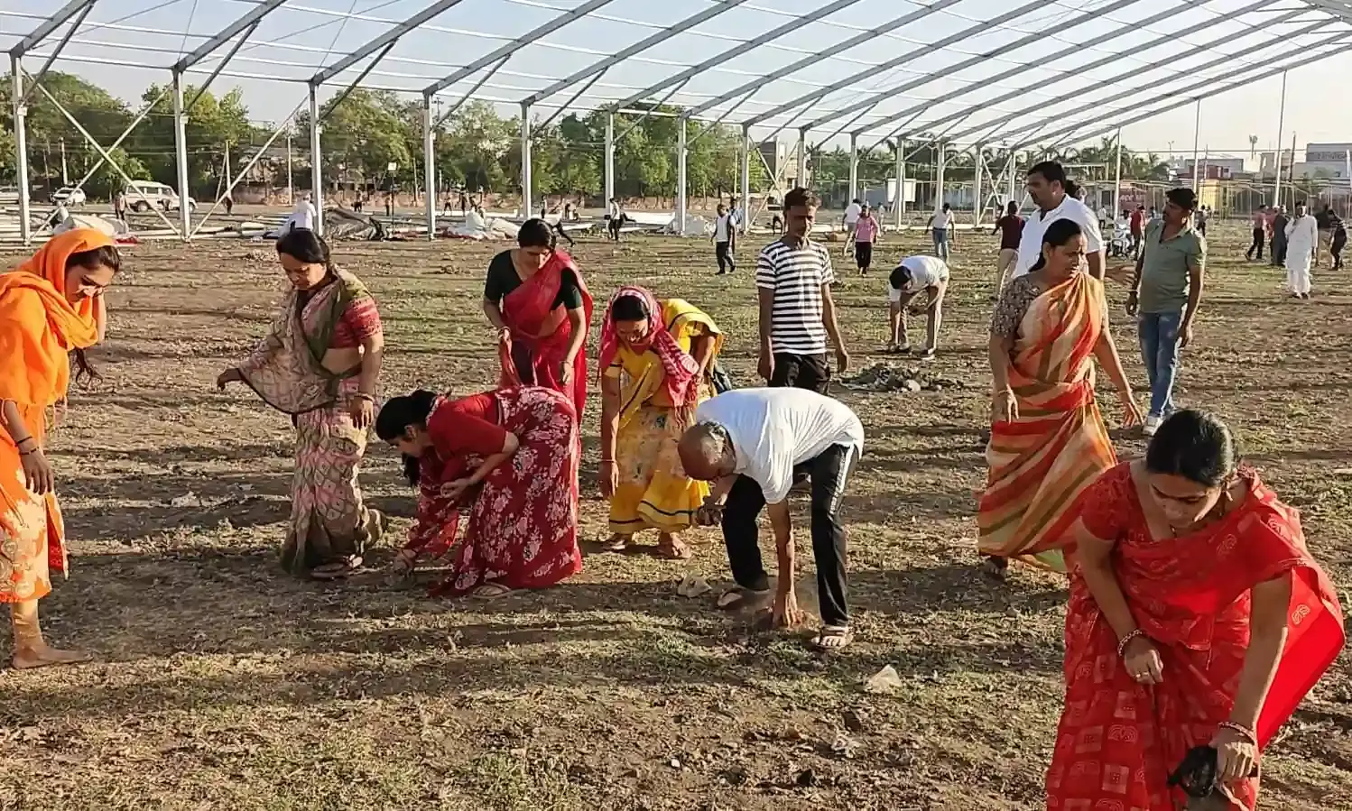 शिव महापुराण कथा से पहले मेडिसिटी ग्राउण्ड की सफाई के लिए सैकड़ो श्रद्धालुओं ने किया श्रमदान, विधायक से लेकर आमजन तक बने सहभागी