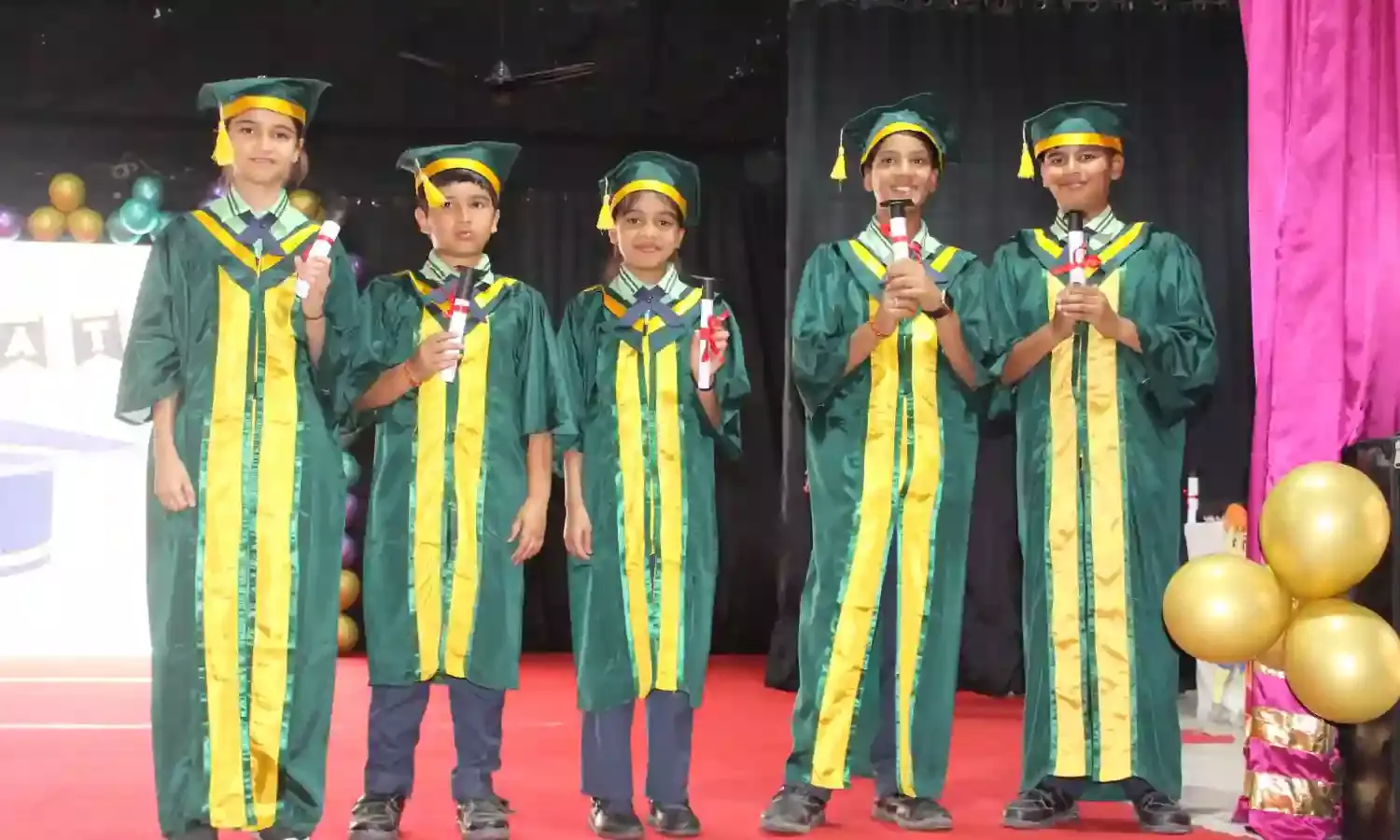 ग्रीनवैली स्कूल में गरिमामयी ग्रेजुएशन समारोह का आयोजन