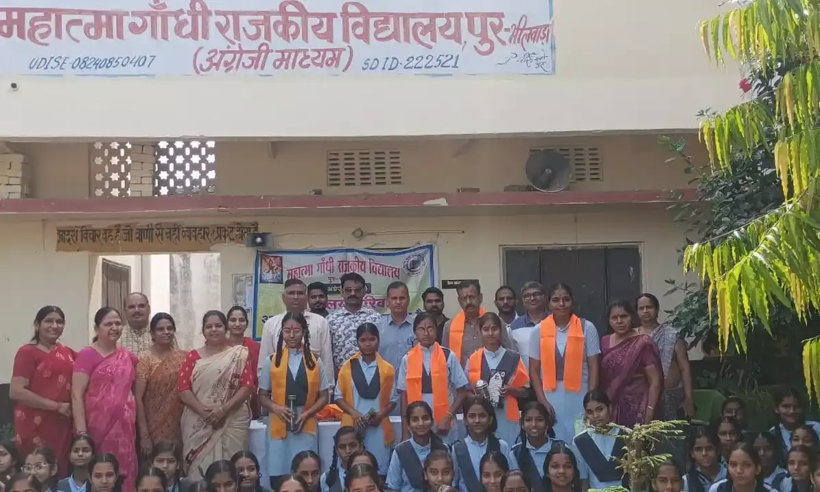 महात्मा गांधी स्कूल पुर की प्रतिभावान छात्राओं का सम्मान: बोर्ड परीक्षा में लहराया परचम