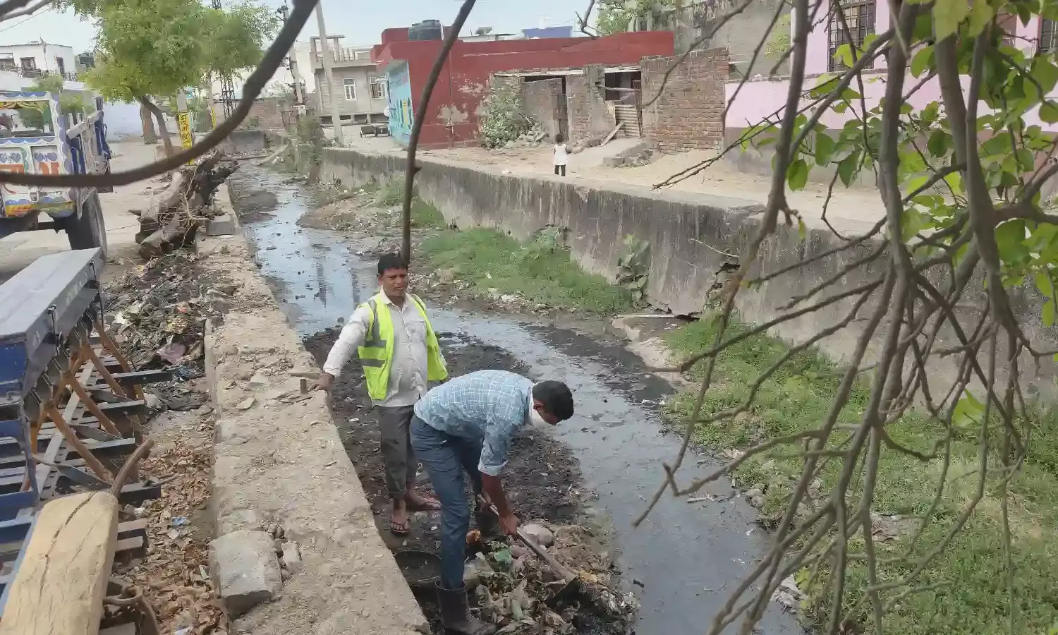 सफाई के नाम पर खानापूर्ति,  राशि उठा रहा  ठेकेदार और काम कर रहे निगम कर्मी