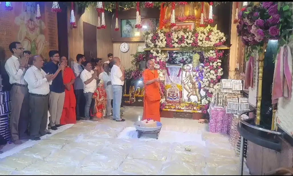 हनुमानजी महाराज को लगाया 1100 किलो काजूकतली का महाभोग, गूंजे जय हनुमान के जयकारे