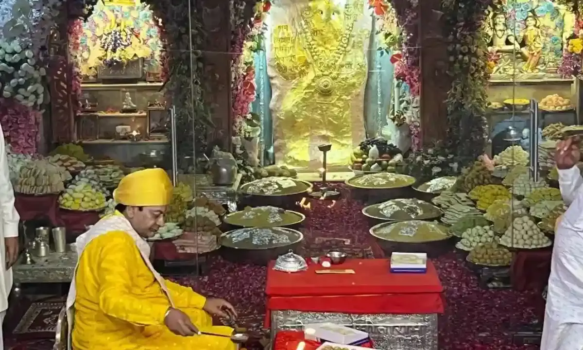 मेहंदीपुर बालाजी: 1100 किलो पंचामृत से अभिषेक और हेलीकॉप्टर से पुष्प वर्षा, उमड़ा आस्था का सैलाब