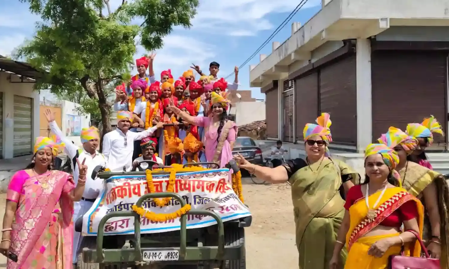 सवाईपुर में निकली प्रवेशोत्सव रैली व विद्यार्थियों का विजय जुलूस, ग्रामीणों ने पुष्प वर्षा कर स्वागत किया