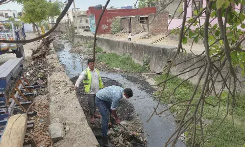 सफाई के नाम पर खानापूर्ति,  राशि उठा रहा  ठेकेदार और काम कर रहे निगम कर्मी