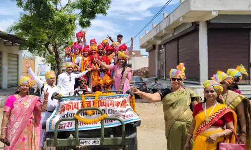 सवाईपुर में निकली प्रवेशोत्सव रैली व विद्यार्थियों का विजय जुलूस, ग्रामीणों ने पुष्प वर्षा कर स्वागत किया