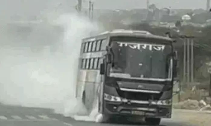 जैसलमेर: दिल्ली जा रही बस में अचानक लगी आग, चालक की सूझबूझ से बची 30 यात्रियों की जान