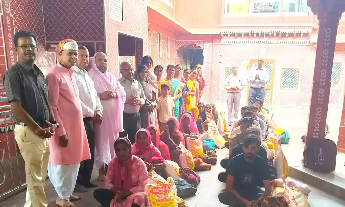 रामनिवास धाम में उमड़ा आस्था का सैलाब: निर्वाण महोत्सव के आगाज पर 25 परिवारों को राशन वितरण