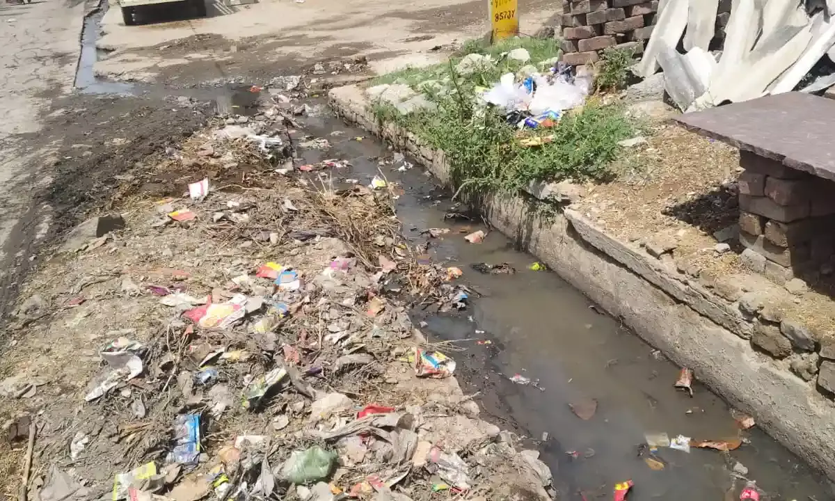 स्वच्छ भारत अभियान की उड़ रही धज्जियां: खामोर में टेंडर के बाद भी नालियां गंदगी से लबालब, जिम्मेदार मौन