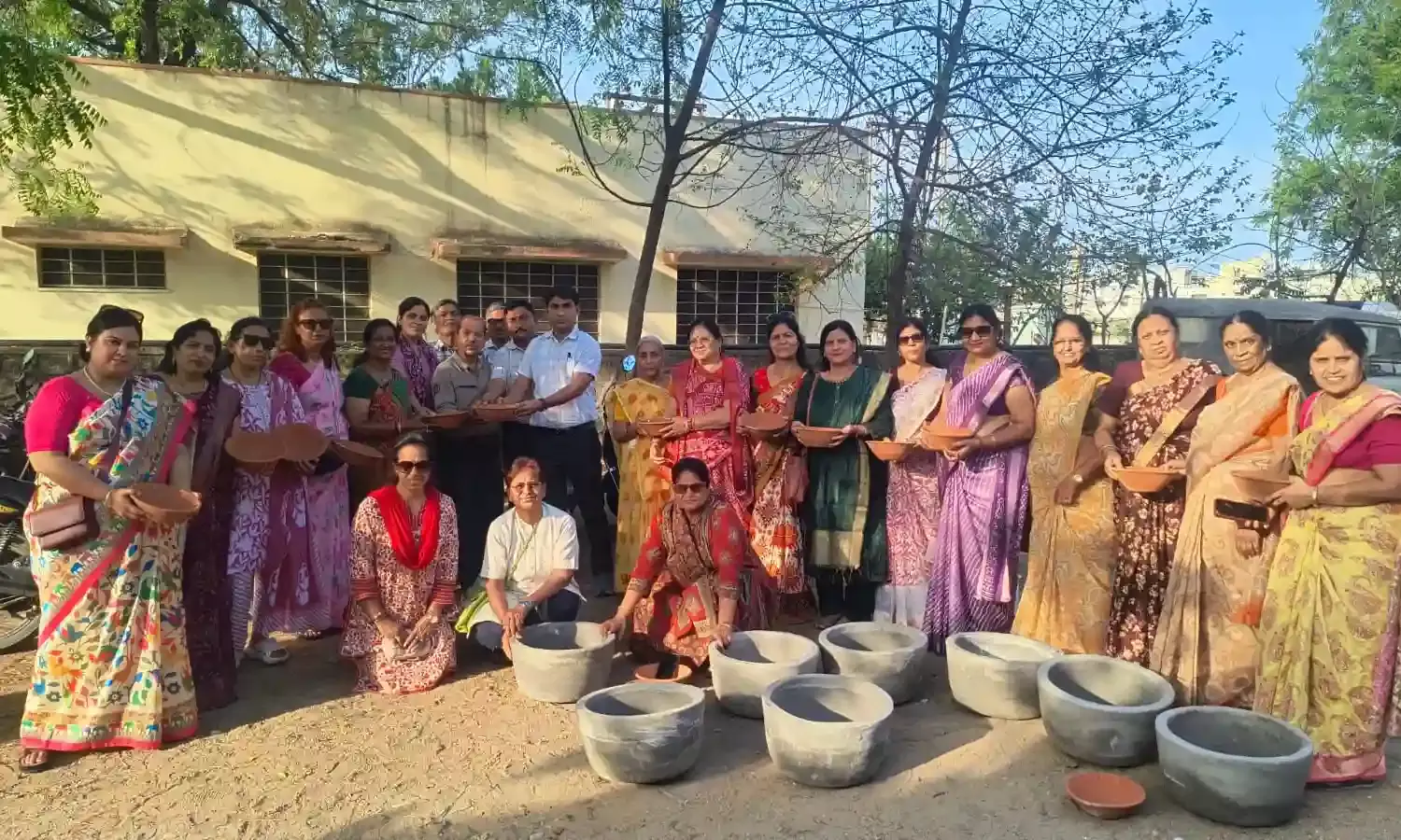 मीरा केन्द्र ने जीव दया और पर्यावरण संरक्षण के तहत किए टंकियां व परिंडे वितरित