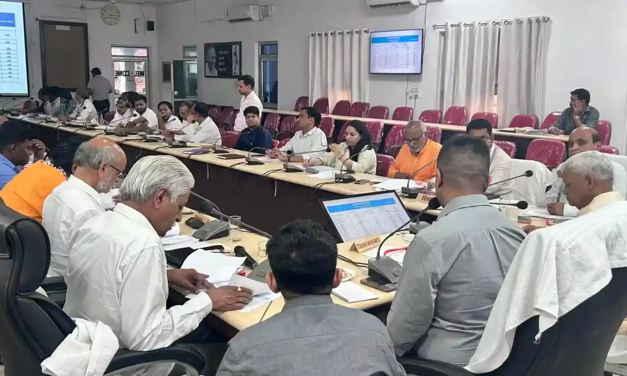 डीएमएफटी गवर्निंग काउंसिल की बैठक: खनन प्रभावित क्षेत्रों के विकास पर मंथन, कलक्टर ने दिए समयबद्ध कार्य के निर्देश