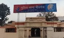 होटल से निकलते ही दोस्तों पर हमला, कार के शीशे तोड़े