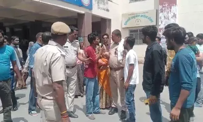 मातृ एवं शिशु अस्पताल में मोबाइल चोरी, होमगार्ड जवानों ने 2 संदिग्धों को दबोचा, एक साथी मोबाइल लेकर फरार मातृ एवं शिशु अस्पताल में मोबाइल चोरी, होमगार्ड जवानों ने 2 संदिग्धों को दबोचा, एक साथी मोबाइल लेकर फरार