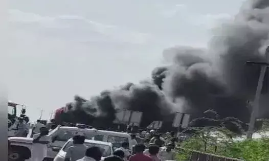 मौत की बस ने बाइक सवार को कुचला, उग्र भीड़ ने फूंकी बस, हाईवे बना छावनी मौत की बस ने बाइक सवार को कुचला, उग्र भीड़ ने फूंकी बस, हाईवे बना छावनी