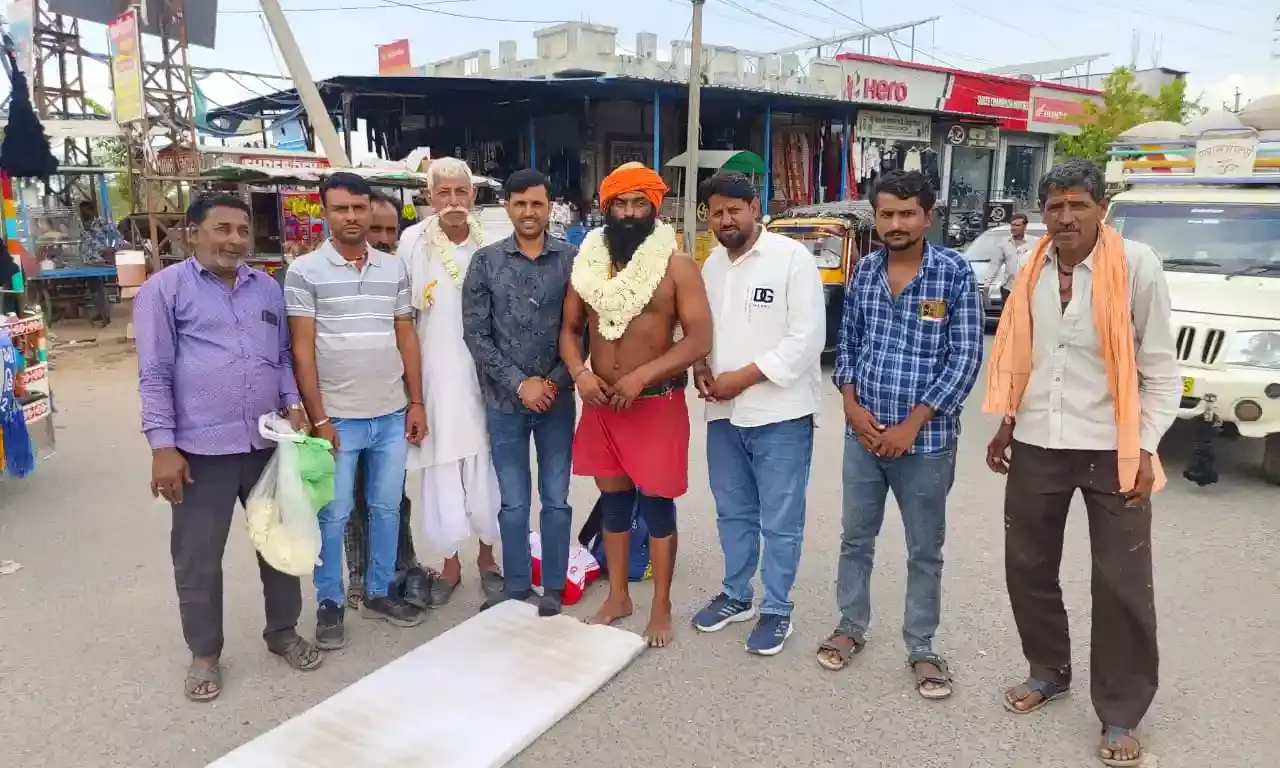 सवाईपुर: सचिन पायलट को 2028 में CM बनाने की मन्नत लेकर संत राजगिरी महाराज 1400 KM की दंडवत यात्रा पर सवाईपुर: सचिन पायलट को 2028 में CM बनाने की मन्नत लेकर संत राजगिरी महाराज 1400 KM की दंडवत यात्रा पर