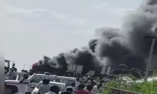 मौत की बस ने बाइक सवार को कुचला, उग्र भीड़ ने फूंकी बस, हाईवे बना छावनी