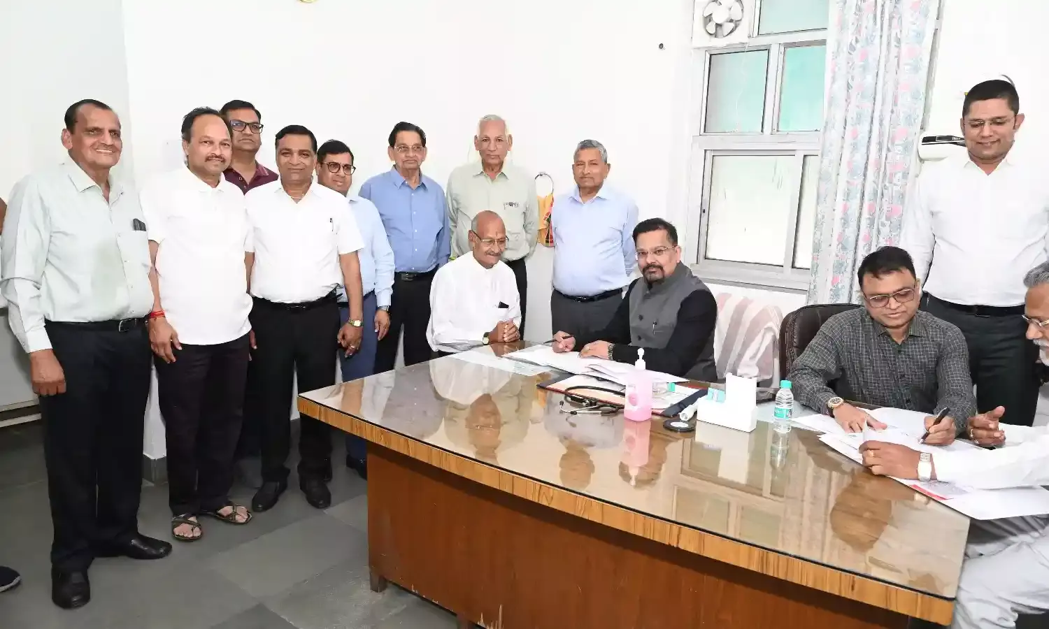 भीलवाड़ा में उमड़ा सेहत का सैलाब: अहमदाबाद के विख्यात डॉक्टरों ने 1248 मरीजों को दिया जीवनदान, सोनी हॉस्पिटल में लगा महाशिविर भीलवाड़ा में उमड़ा सेहत का सैलाब: अहमदाबाद के विख्यात डॉक्टरों ने 1248 मरीजों को दिया जीवनदान, सोनी हॉस्पिटल में लगा महाशिविर