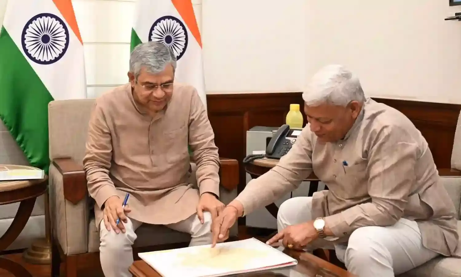 रेल मंत्री अश्विनी वैष्णव से मिले सांसद अग्रवाल: भीलवाड़ा-मुंबई और दिल्ली के लिए मांगी नई ट्रेनें, रामधाम ROB का काम तेज करने पर जोर