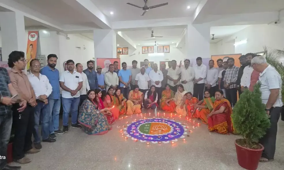 भाजपा स्थापना दिवस की पूर्व संध्या: महिला मोर्चा ने सजाई रंगोली, दीपदान व स्वच्छता अभियान से दिया संदेश