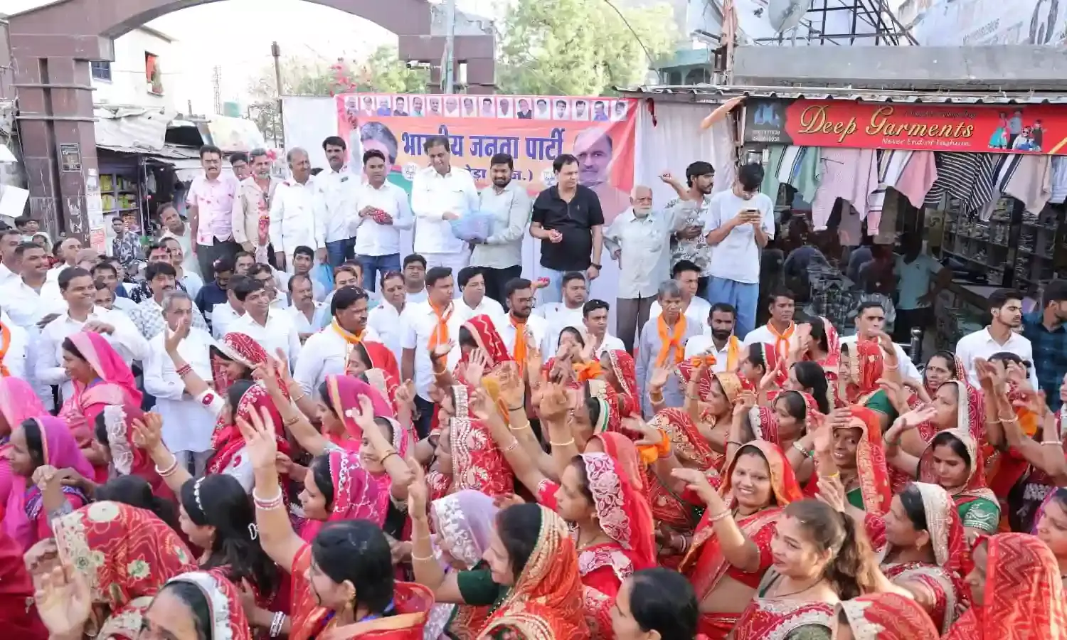 मां कर्मा बाई जयंती: निम्बाहेड़ा में घाणावार तेली समाज ने निकाली भव्य कलश शोभायात्रा, पुष्प वर्षा से हुआ स्वागत