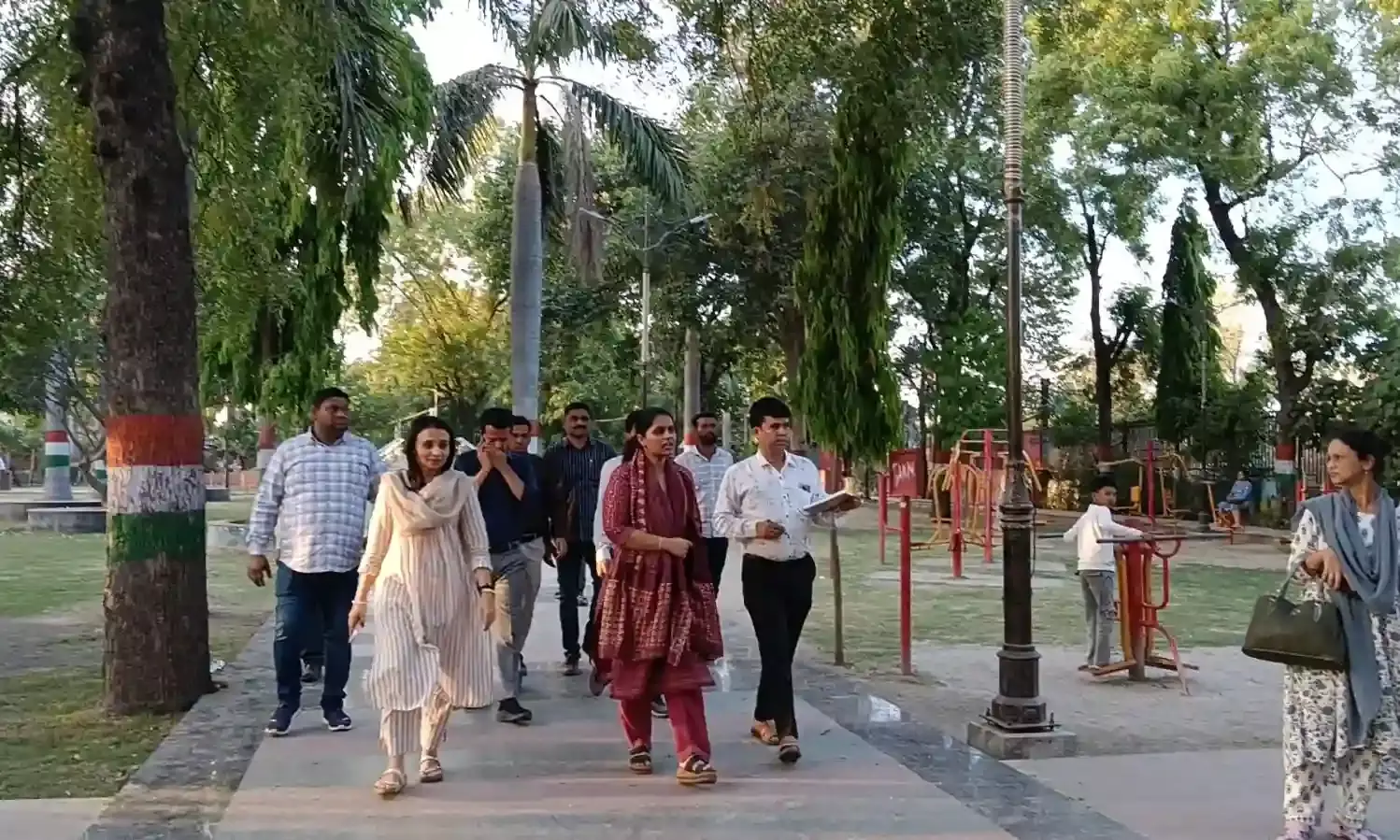 कलेक्टर डॉ. मंजू ने लिया शहर के पार्कों का जायजा: बंद पड़ी बच्चों की ट्रेन, फव्वारे और झूले जल्द होंगे शुरू