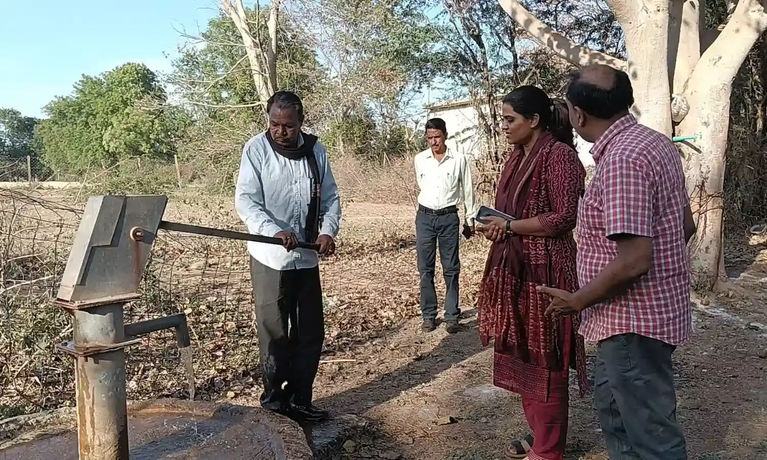 कलेक्टर डॉ. मंजू ने खुद हैंडपंप चलाकर परखा पानी, महिलाओं की मांग पर स्नानघर बनाने के दिए निर्देश