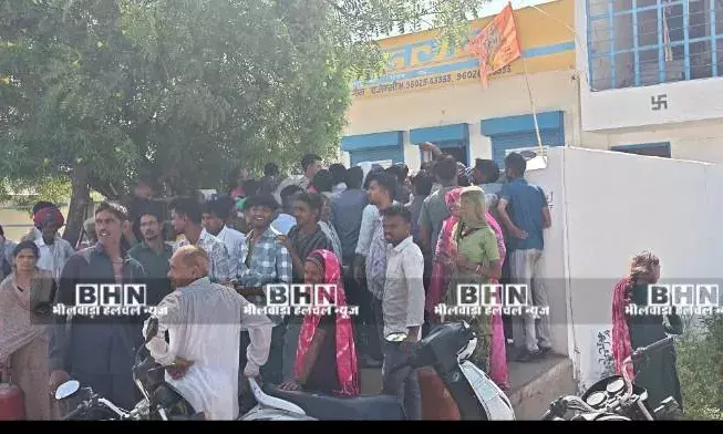 भीलवाड़ा: भारत गैस पर उपभोक्ताओं का भारी हंगामा, महीनों से नहीं मिल रहा सिलेंडर भीलवाड़ा: भारत गैस पर उपभोक्ताओं का भारी हंगामा, महीनों से नहीं मिल रहा सिलेंडर