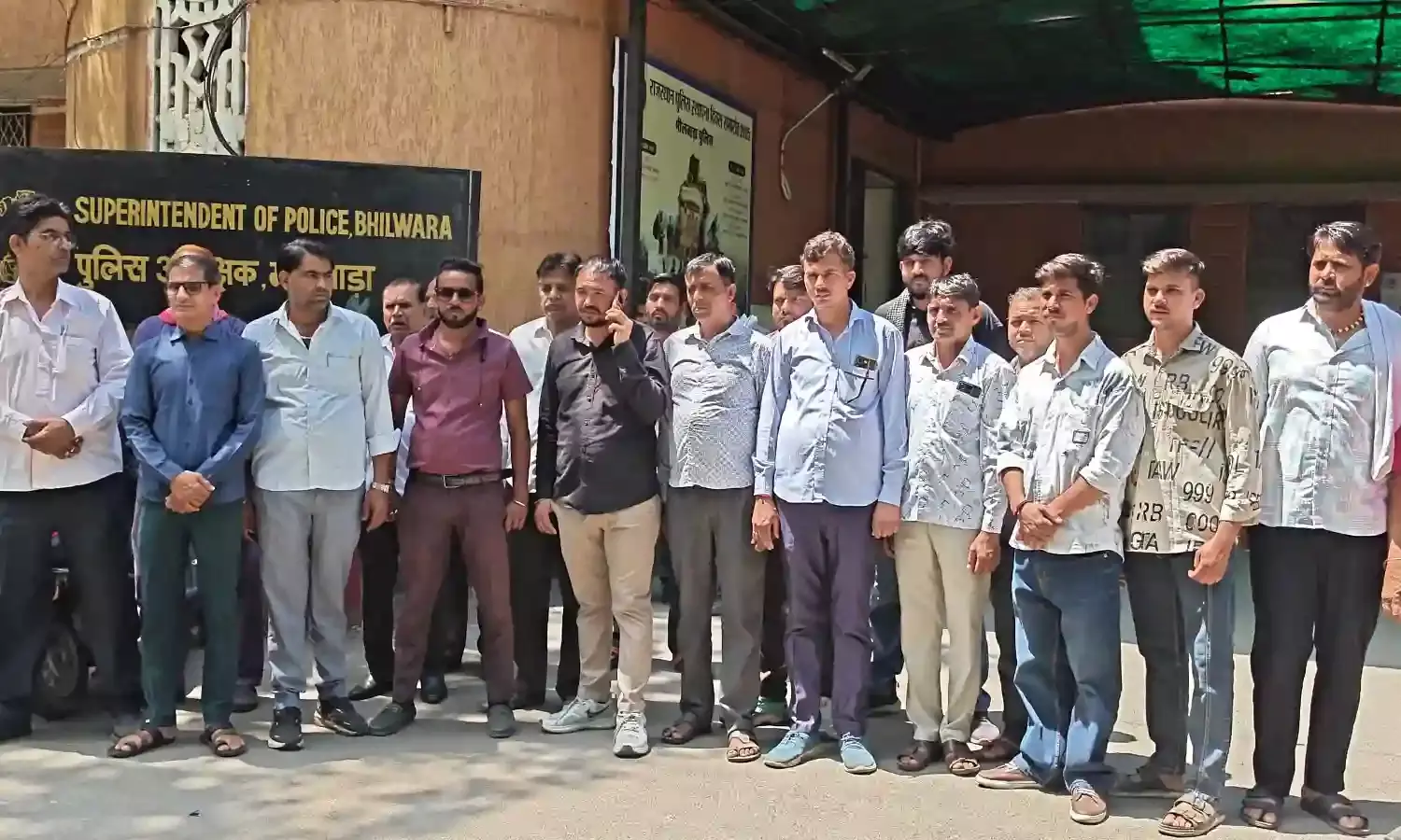 पत्नी ने प्रेमी संग मिलकर बुना पति को फंसाने का खौफनाक जाल, खुद का अश्लील वीडियो किया वायरल!, आरोपियों की गिरफ्तारी की मांग, एसपी को सौंपा ज्ञापन