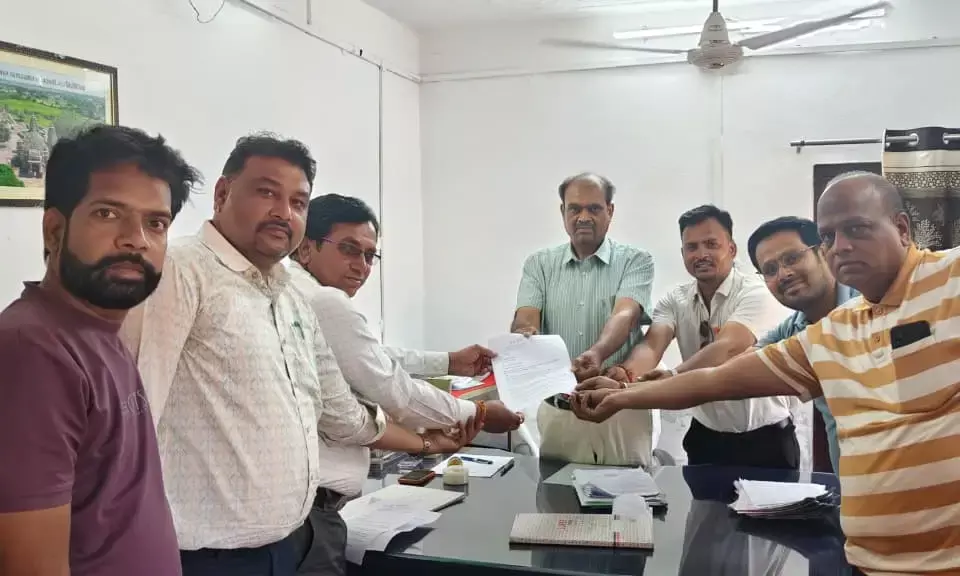 पत्रकार पर हमले का मामला -उच्च स्तरीय जांच की मांग, 72 घंटे में फरार आरोपी गिरफ्तार नहीं तो धरना प्रदर्शन पत्रकार पर हमले का मामला -उच्च स्तरीय जांच की मांग, 72 घंटे में फरार आरोपी गिरफ्तार नहीं तो धरना प्रदर्शन