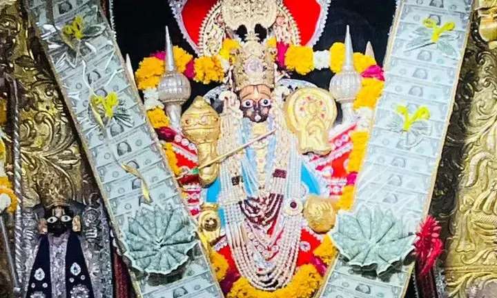 मेवाड़ के प्रसिद्ध सिंगोली श्याम मंदिर में चारभुजा नाथ को अर्पित की गई डॉलर की माला