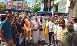 इलेक्ट्रिक डीलर्स एसोसिएशन ने शुरू की जल सेवा, 1 लाख लीटर पानी से बुझेगी प्यास इलेक्ट्रिक डीलर्स एसोसिएशन ने शुरू की जल सेवा, 1 लाख लीटर पानी से बुझेगी प्यास