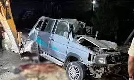 दुल्हन लेकर लौट रही बारातियों की कार ट्रक में घुसी, 4 युवकों की दर्दनाक मौत; 8 घायल