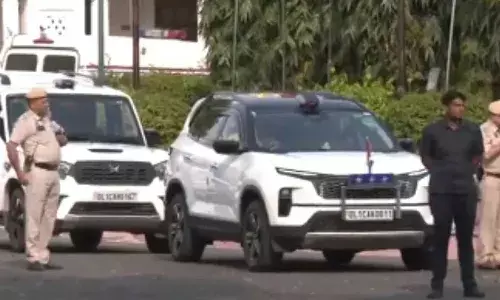 बैरियर तोड़कर परिसर में घुसी आगरा नंबर की कार, अध्यक्ष के दफ्तर के बाहर छोड़ा गुलदस्ता बैरियर तोड़कर परिसर में घुसी आगरा नंबर की कार, अध्यक्ष के दफ्तर के बाहर छोड़ा गुलदस्ता