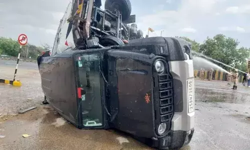 एथेनॉल से भरा टैंकर पलटा, रॉन्ग साइड आ रही SUV ने बिगाड़ा खेल, 2 घंटे तक मचा हड़कंप! एथेनॉल से भरा टैंकर पलटा, रॉन्ग साइड आ रही SUV ने बिगाड़ा खेल, 2 घंटे तक मचा हड़कंप!