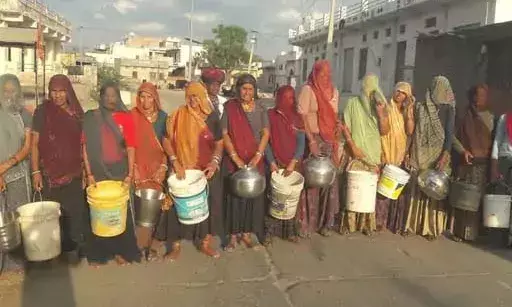 केसरपुरा में पेयजल संकट: 15 दिनों से बूंद-बूंद को तरसे ग्रामीण, महिलाओं ने मटकियां फोड़ जताया विरोध