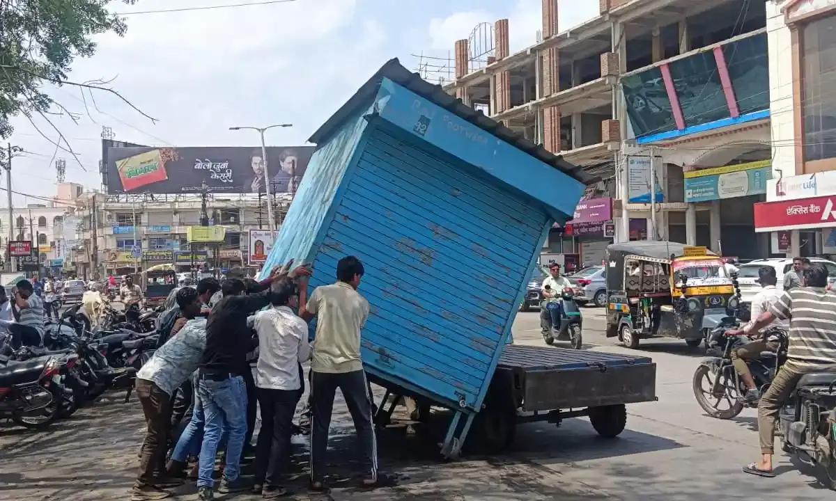 नगर निगम ने पुर रोड से हटाया अतिक्रमण, सामान जब्त नगर निगम ने पुर रोड से हटाया अतिक्रमण, सामान जब्त