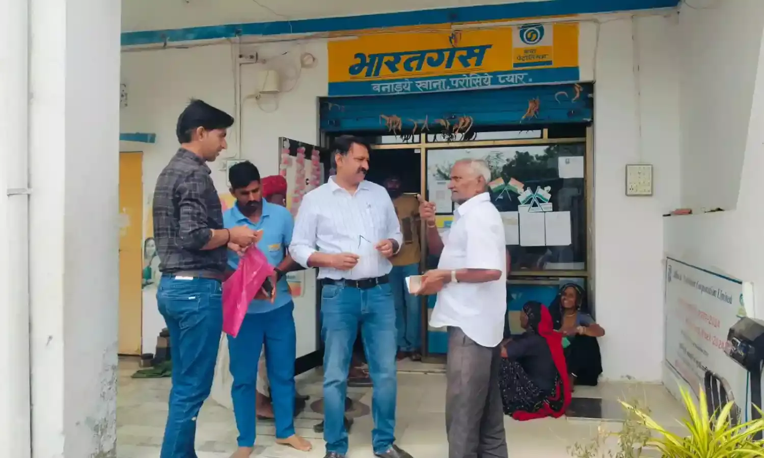 आसींद तहसीलदार का ब्राह्मणों की सरेरी में गैस एजेंसी पर औचक निरीक्षण आसींद तहसीलदार का ब्राह्मणों की सरेरी में गैस एजेंसी पर औचक निरीक्षण