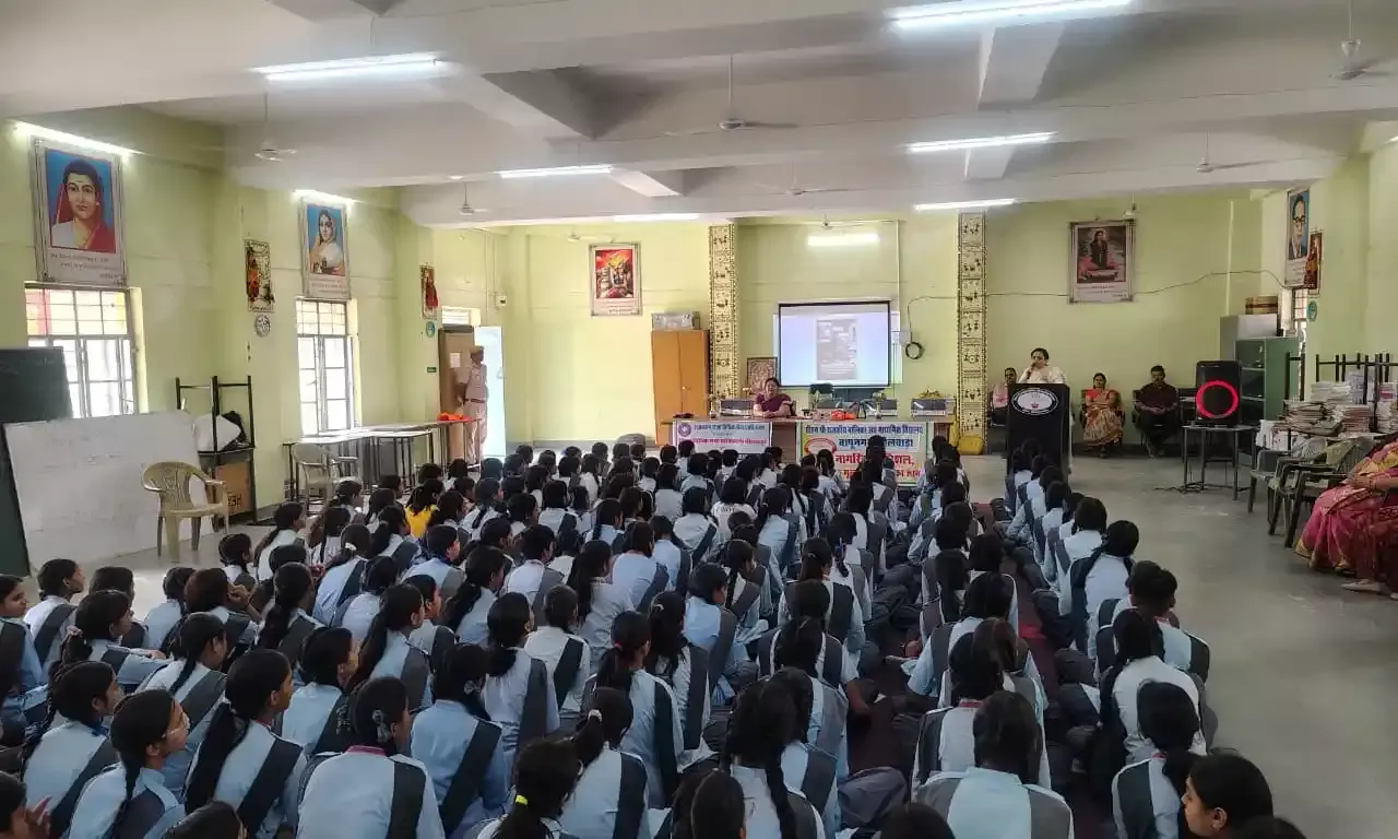 बापू नगर स्कूल में विधिक जागरूकता शिविर: जज ग्रीष्मा शर्मा ने छात्राओं को सिखाए साइबर सुरक्षा के गुर