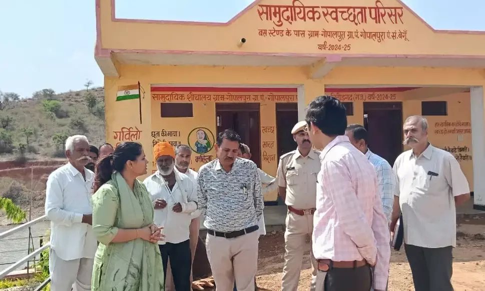 जिला कलक्टर ने सामुदायिक स्वच्छता परिसर का किया अवलोकन