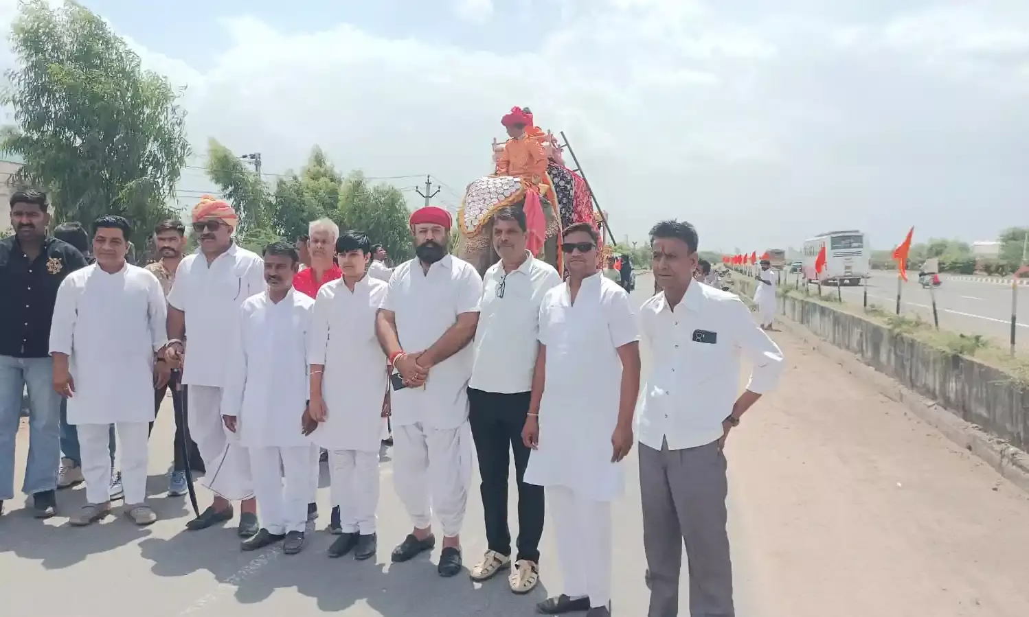 छोबावड़ी सगस जी धाम में कलश यात्रा के साथ महोत्सव का भव्य आगाज, दुर्गा शक्ति अखाड़े की बहनों ने दिखाए हैरतअंगेज करतब