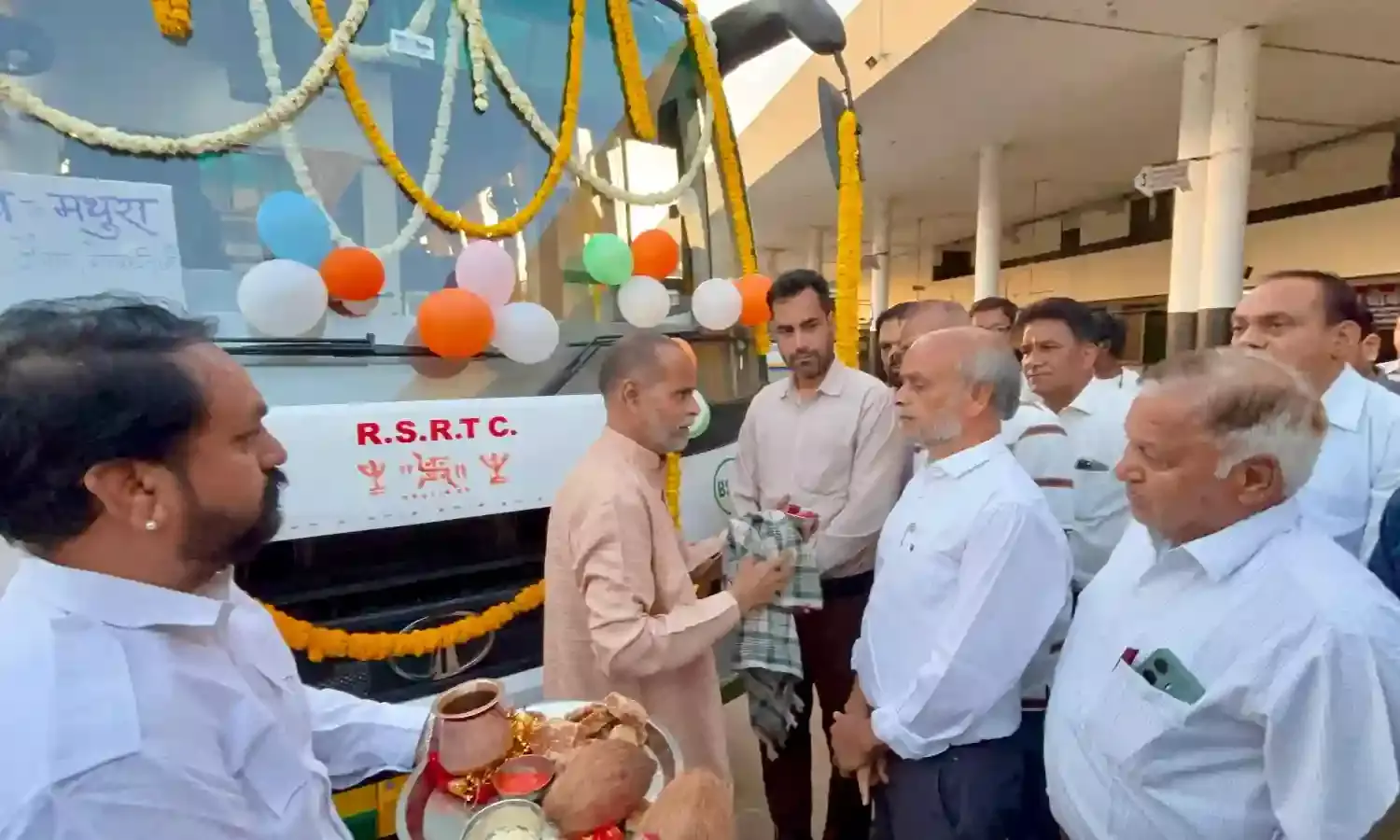 भीलवाड़ा-मथुरा नई बस सेवा का आगाज: विधायक ने हरी झंडी दिखाकर किया शुभारंभ भीलवाड़ा-मथुरा नई बस सेवा का आगाज: विधायक ने हरी झंडी दिखाकर किया शुभारंभ