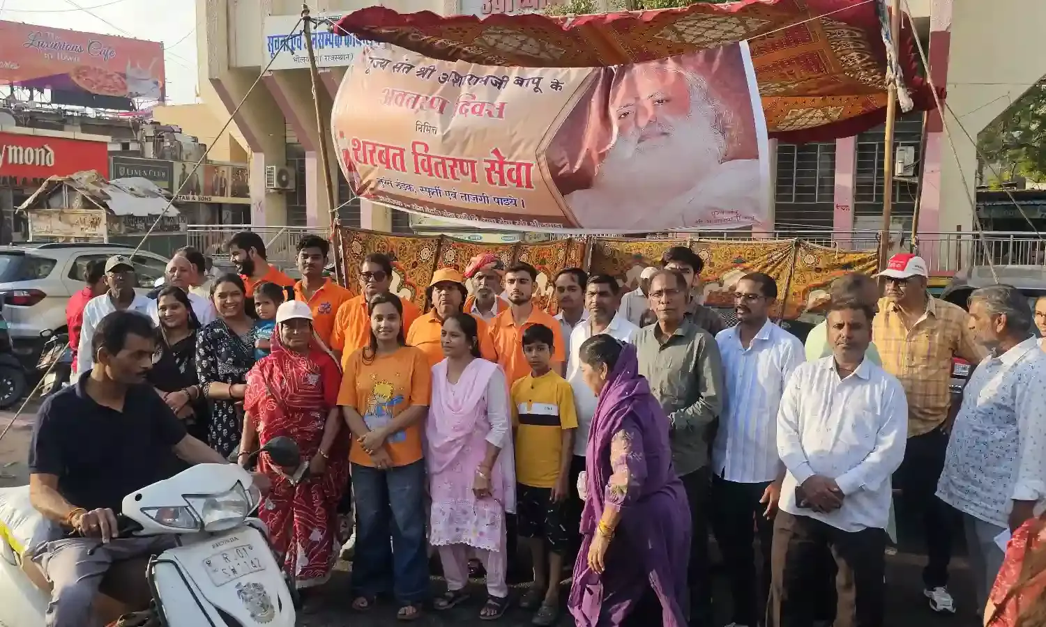 कलश यात्रा में किया गया 600 लीटर शरबत वितरण