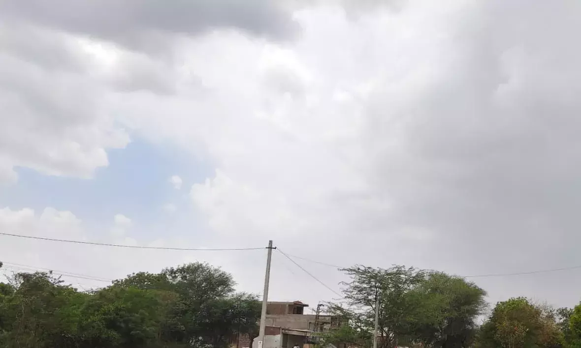 सवाईपुर क्षेत्र में मौसम का बदला मिजाज: रिमझिम बारिश के साथ गिरे बेर के आकार के ओले, किसान चिंतित