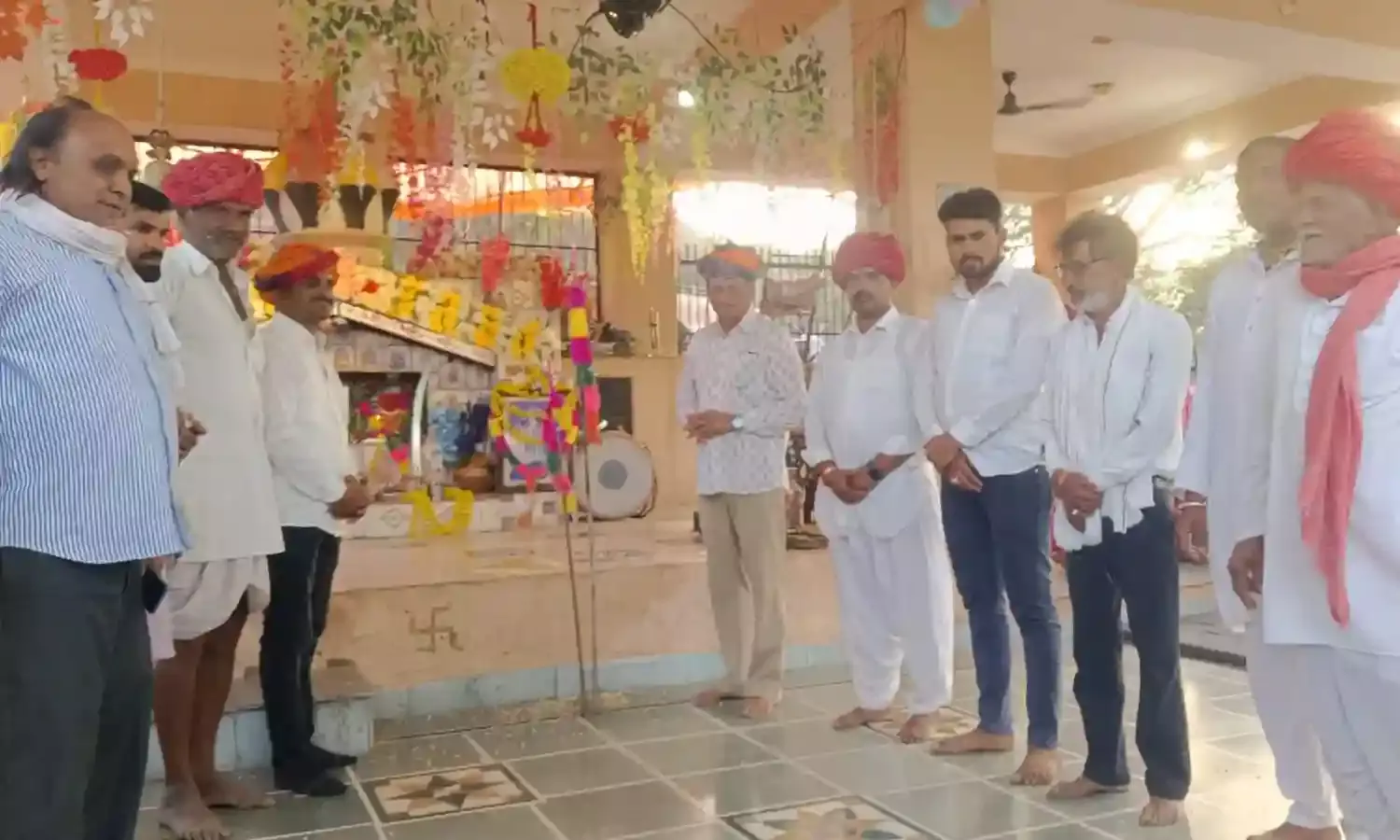 सुठेपा में पंचकुंडीय विष्णु यज्ञ व पाटोत्सव की पूर्णाहुति: महाआरती के साथ गांव हुआ भक्तिमय, विश्व शांति के लिए दी आहुतियां सुठेपा में पंचकुंडीय विष्णु यज्ञ व पाटोत्सव की पूर्णाहुति: महाआरती के साथ गांव हुआ भक्तिमय, विश्व शांति के लिए दी आहुतियां