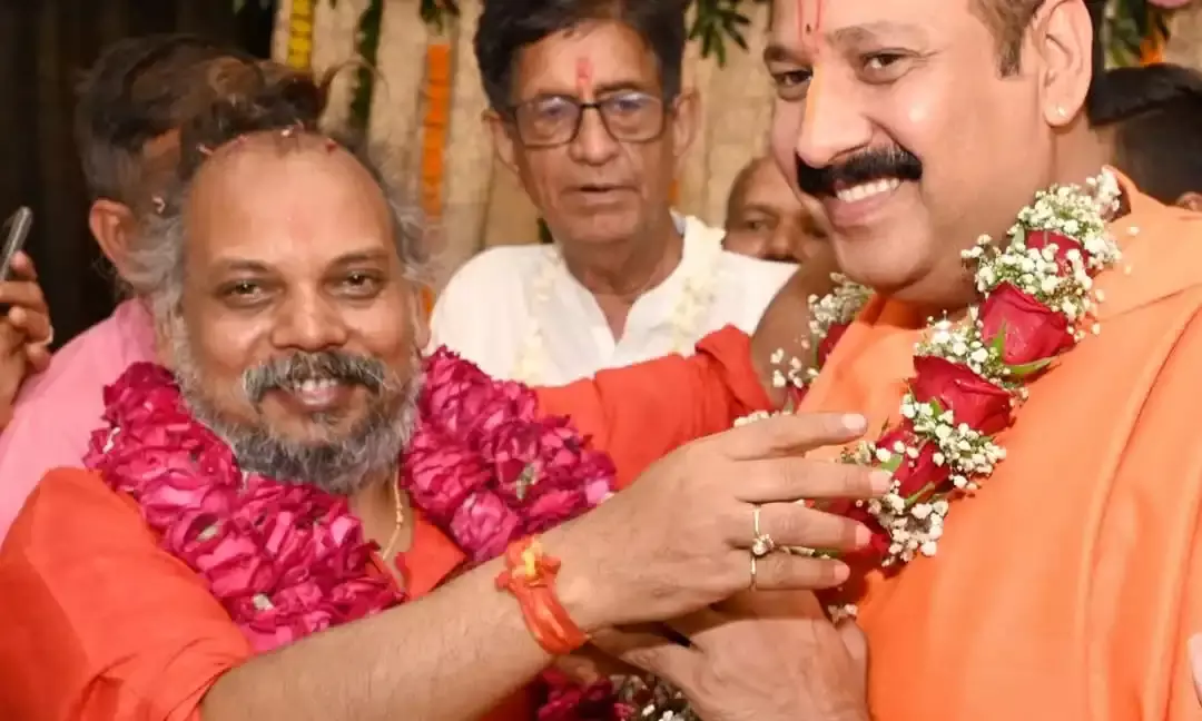 प्रख्यात कथा वाचक पंडित प्रदीप मिश्रा पहुंचे वस्त्र नगरी, आज से होगा कथा का आगाज