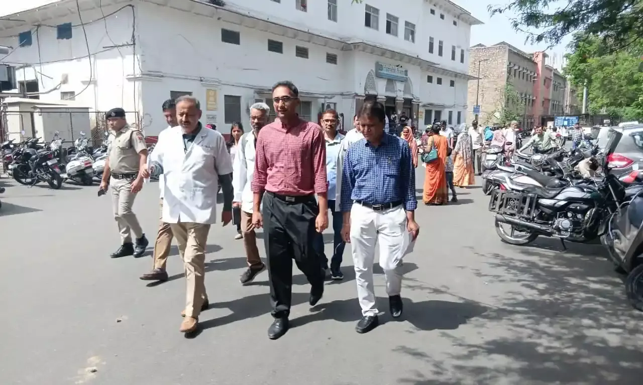 जिला कलक्टर गौरव अग्रवाल ने किया आरएनटी मेडिकल कॉलेज व संबद्ध चिकित्सालयों का औचक निरीक्षण