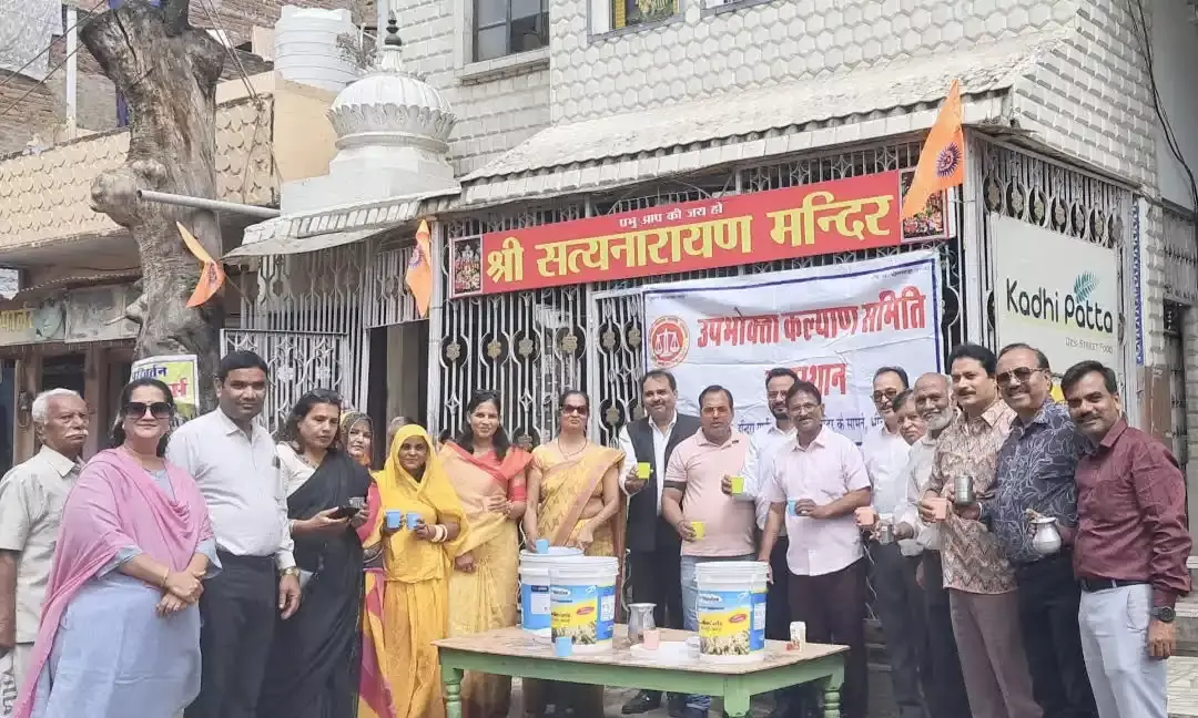 उपभोक्ता कल्याण समिति ने राहगीरों को पिलाई शीतल ऑर्गेनिक छाछ उपभोक्ता कल्याण समिति ने राहगीरों को पिलाई शीतल ऑर्गेनिक छाछ