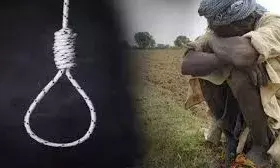 कर्ज के बोझ तले दबा एक और किसान: श्रीगंगानगर में खेजड़ी के पेड़ से लटककर दी जान कर्ज के बोझ तले दबा एक और किसान: श्रीगंगानगर में खेजड़ी के पेड़ से लटककर दी जान