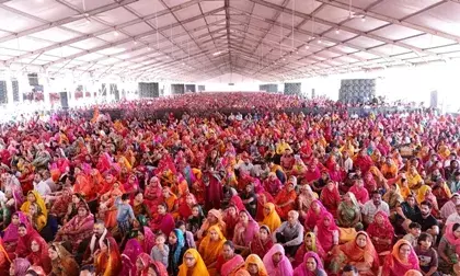 बेटियों को शस्त्र और शास्त्र दोनों सिखाएं, सामर्थ्यवान बनाएं: पंडित प्रदीप मिश्रा