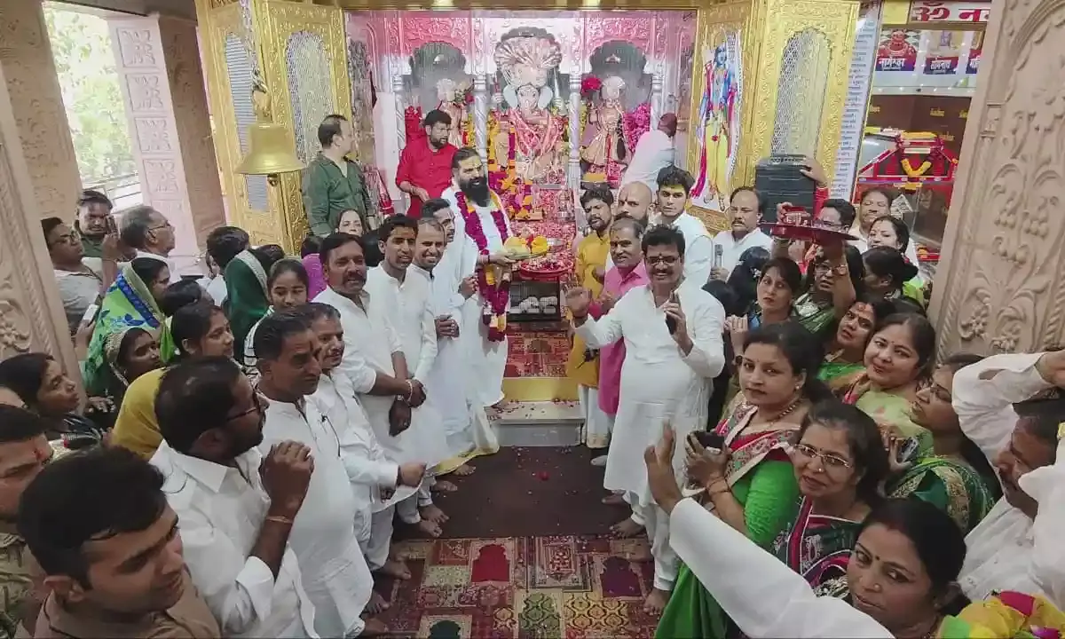 विनायक के द्वार गूंजे जयकारे, पीले चावल चढ़ाकर दिया सामूहिक विवाह का निमंत्रण